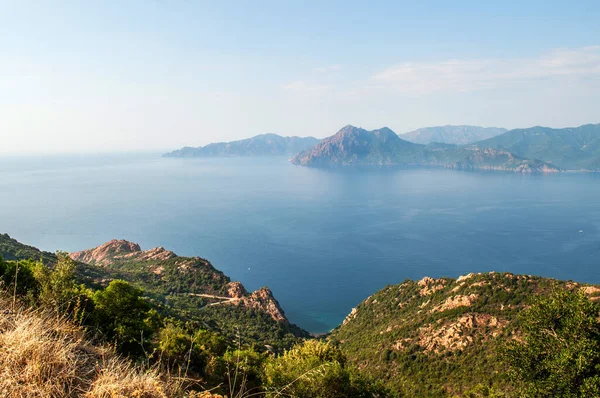Korsika adasındaki (Calanche bölgesi) tipik deniz manzarası ve dağ manzarası)