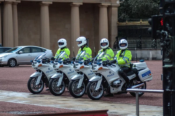 Group Four Police Officers Motorcycles Guard Queen Palace London — Fotografia de Stock