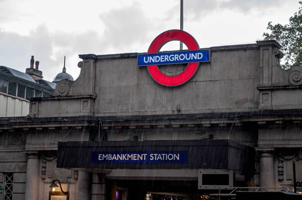 Entrada Subterrânea Com Círculo Vermelho Edifício Tempo Chuvoso Londres — Fotografia de Stock