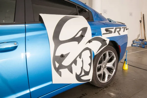 Garajda Mavi Lüks Hızlı Bir Arabanın Üzerine Siyah Folyo Çıkartması — Stok fotoğraf
