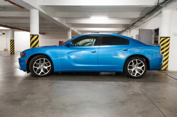 Niebieski Luksusowy Szybki Muscle Car Jest Zaparkowany Garażu — Zdjęcie stockowe