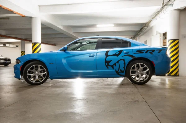 Niebieski Luksusowy Szybki Samochód Czarną Naklejką Foliową Jest Zaparkowany Garażu — Zdjęcie stockowe