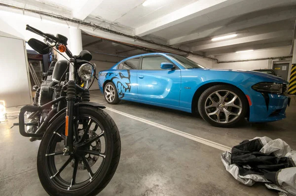 Modré Rychlé Auto Nálepkou Černé Fólie Zaparkované Vedle Černé Motorce — Stock fotografie