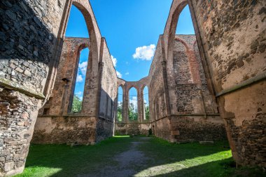 Eski yıkılmış katedral - Rosa Coeli, Dolni Kounice, Çek Cumhuriyeti