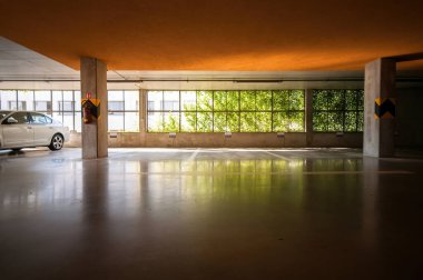 Yeni bir binanın yeraltı garajındaki boş park yerleri..