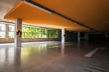 Yeni bir binanın yeraltı garajındaki boş park yerleri..