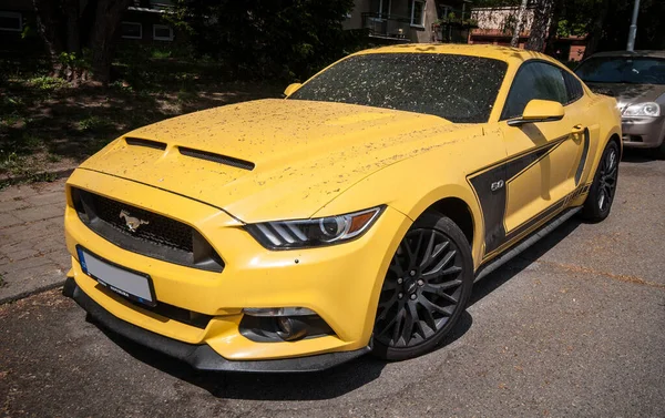 Žlutý Rychlý Sportovní Vůz Ford Mustang Zaparkovaný Ulici Celý Špinavý — Stock fotografie