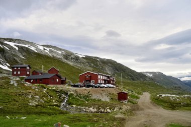 Jotunheimen, Norveç - Dağlarda turistik konaklama için kırmızı ahşap evler.