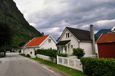 Laerdalsoyri, Norveç - Eski ahşap evleri olan sokak. Norveç 'te bir UNESCO tarihi anıtı.