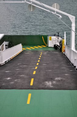 Norveç 'te fiyort üzerinde sarı çizgili bir otomobil rampası..