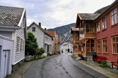 Laerdalsoyri, Norveç - Eski ahşap evleri olan sokak. Norveç 'te bir UNESCO tarihi anıtı.