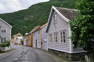 Laerdalsoyri, Norveç - Eski ahşap evleri olan sokak. Norveç 'te bir UNESCO tarihi anıtı.