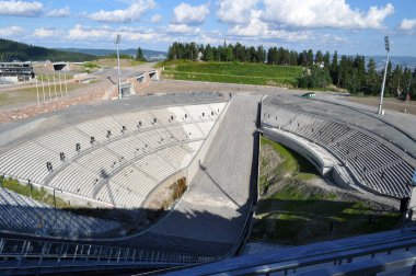 Oslo, Norveç - Holmenkollen bir tribün ve şehir manzarası ile zıplıyor