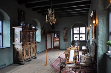 Oslo, Norveç - Akershus Kalesi, ahşap zemin, mobilya ve boyalı duvarlarla dekore edilmiş eski iç mekan.