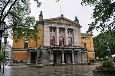 Oslo, Norveç - Sütunları ve heykelleri olan Ulusal Tiyatro Binası