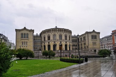 Oslo, Norveç - Şehir merkezindeki eski parlamento binası. Yağmurdan ıslanmış kaldırım.
