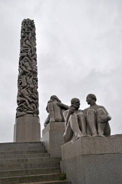 Oslo, Norveç - Oslo 'nun merkezindeki Vigeland Parkı' nda heykeller ve çeşmeler. Açık hava sanat eserleri.