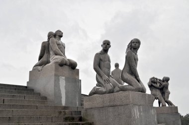Oslo, Norveç - Oslo 'nun merkezindeki Vigeland Parkı' nda heykeller ve çeşmeler. Açık hava sanat eserleri.