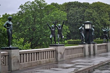 Oslo, Norveç - Oslo 'nun merkezindeki Vigeland Parkı' nda heykeller ve çeşmeler. Açık hava sanat eserleri.