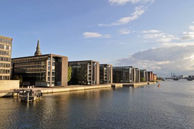 Kopenhag, Danimarka - Deniz kenarındaki binalar. Kuzey Avrupa 'da modern mimari.