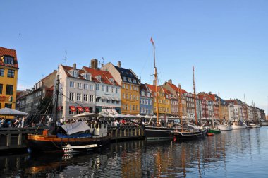 Kopenhag, Danimarka - Nyhavn sokağlı dolgu maddesi, renkli evler ve kanalda demirlemiş tekneler.