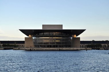 Kopenhag, Danimarka - Deniz kıyısında modern tiyatro ve opera binası