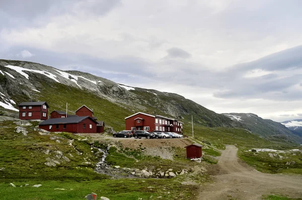 Jotunheimen Noorwegen Rode Houten Huizen Bergen Voor Toeristische Accommodatie — Stockfoto