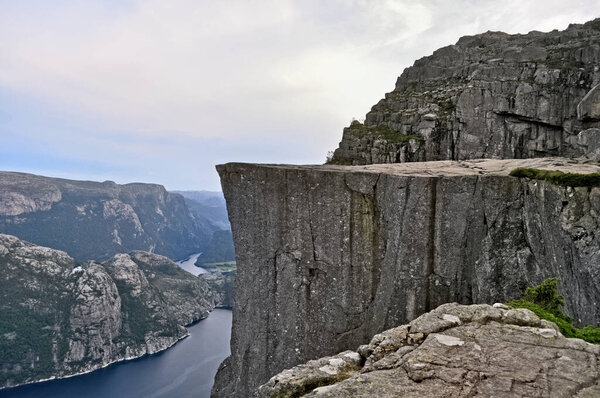 Фестолен, Норвегия - скалистое природное плато, расположенное высоко над уровнем моря. Смотритель в горах Скандинавии.