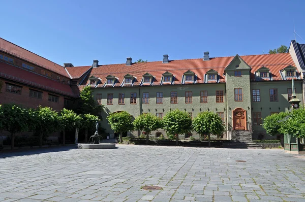 ノルウェーのオスロ 正方形と木のあるBygdoy半島の博物館の建物 — ストック写真