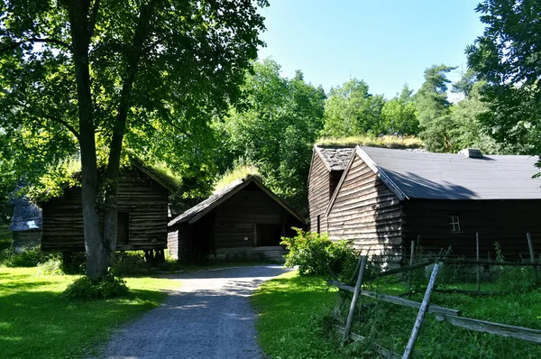 Oslo Noruega Velhas Casas Madeira Com Grama Telhado Museu Folclórico — Fotografia de Stock