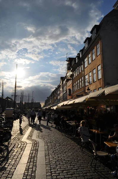 Kopenhag Danimarka Temmuz 2011 Günbatımında Kafeleri Restoranları Olan Liman — Stok fotoğraf