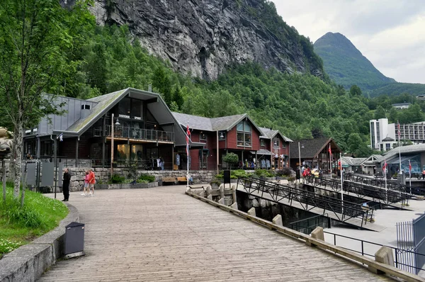 Geiranger Norsko Dřevěné Domy Doky Přístavu Fjordovém Náspu Pod Vysokou — Stock fotografie