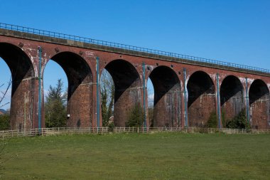Whalley kemerleri. Ribble Vadisi 'nde kırmızı tuğlalı tren viyaolkü. İngiltere demiryolu sahnesi