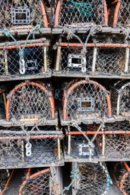 Rıhtımda sıraya dizilmiş ıstakoz tencereleri. Yengeç avlama arkaplanı