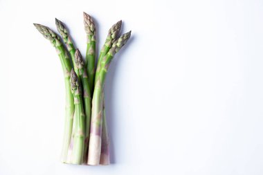 Kuşkonmaz. Beyaz arka planda taze yeşil kuşkonmaz. Üst görünüm, Spac kopyala