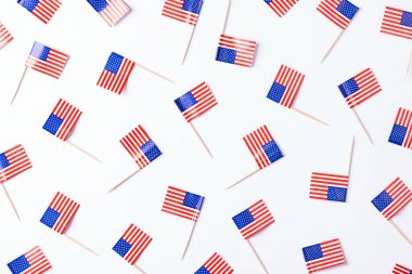 4 Temmuz Amerikan Bağımsızlık Günü. Beyaz arka planda Usa bayrağından yapılmış Bağımsızlık Günü deseni. Düz konum, üst görünüm, kopyalama alanı