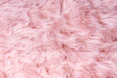 Pembe kürk desenli üst görünüm. Pembe koyun derisi arka plan. Kürk deseni. Pembe tüylü kürk dokusu. Yün dokusu. Koyun kürkü yakın.