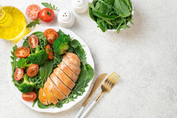 Healthy green salad with chicken fillet, broccoli and tomatoes. Lunch chicken breast and green vegetables. Healthy food, keto diet concept. Healthy lunch menu