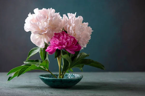 Ainda Vida Com Buquê Flores Peônia Peônias Cor Rosa Brancas — Fotografia de Stock
