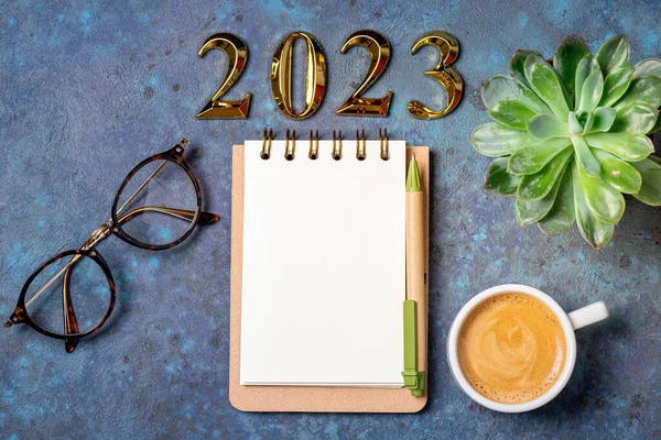 Nieuwjaarsdoelstellingen 2023 Het Bureau 2023 Resoluties Lijst Met Notebook Koffiebeker — Stockfoto