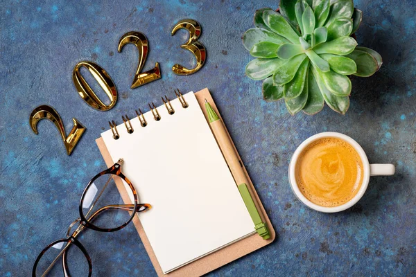 Neujahrsziele 2023 Auf Dem Tisch Auflösungsliste 2023 Mit Notizbuch Kaffeetasse — Stockfoto