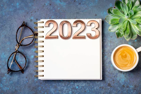 Nieuwjaarsdoelstellingen 2023 Het Bureau 2023 Resoluties Lijst Met Notebook Koffiebeker — Stockfoto
