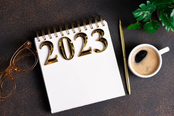 Новогодние Резолюции 2023 Столе Список Резолюций 2023 Ноутбуком Чашкой Кофе — стоковое фото
