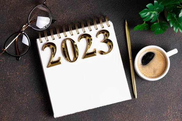 Новогодние Резолюции 2023 Столе Список Резолюций 2023 Ноутбуком Чашкой Кофе — стоковое фото