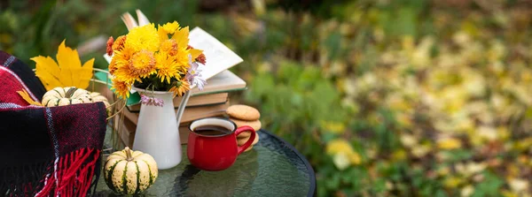 Sonbahar Bahçesinde Sonbahar Kompozisyonu Sıcak Yün Battaniye Balkabağı Kahve Fincanı — Stok fotoğraf