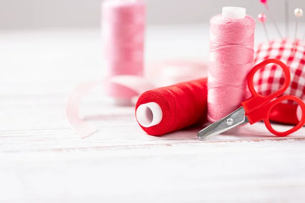 Handgemaakte Naaien Achtergrond Spoeldraadspoelen Schaar Linten Naaiaccessoires Voor Handwerk Witte — Stockfoto