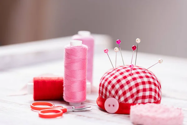 Handgemaakte Naaien Achtergrond Spoeldraadspoelen Speldenkussen Drukknopen Naalden Scharen Knopen Naaiaccessoires — Stockfoto