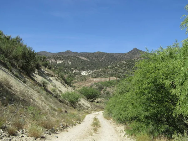 穿过亚利桑那州沙漠山脉的小路 — 图库照片