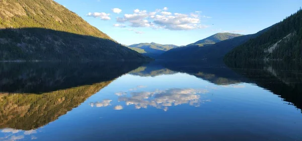 コルヴィルのサリヴァン湖国立の森ワシントン穏やかな水の反射と青い空 — ストック写真