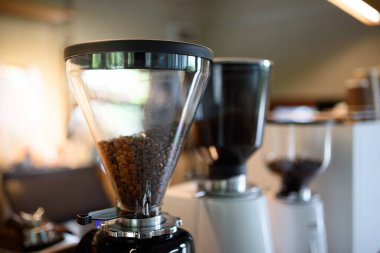 Kahve öğütücüsünde kahve çekirdekleri Müşteriler için kahve makineleri